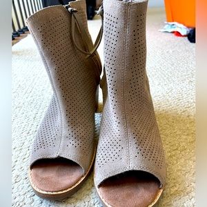 Like new TOMS 8.5 opened toe ankle booties